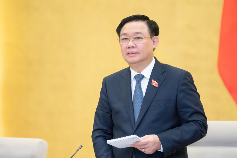 国会主席在会上发表讲话。