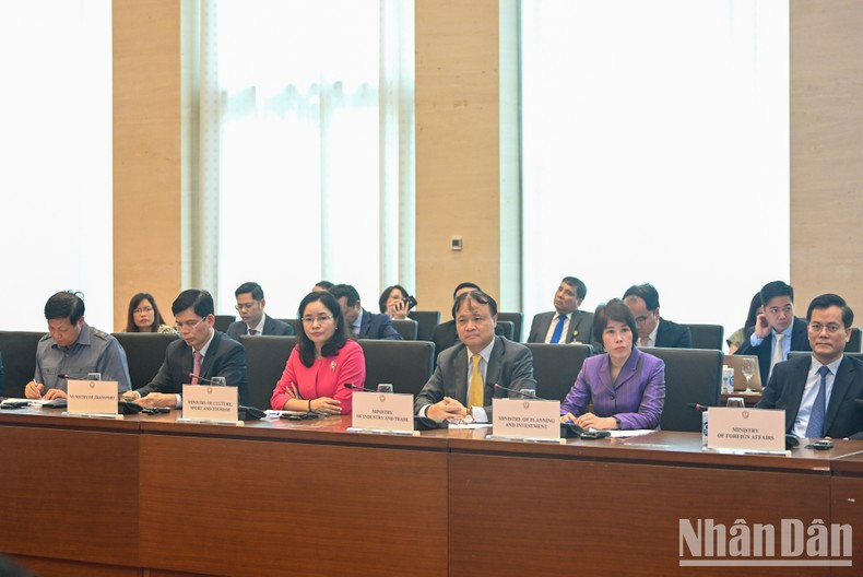越南各部位行业领导代表出席会议。 越南各部位行业领导代表出席会议。