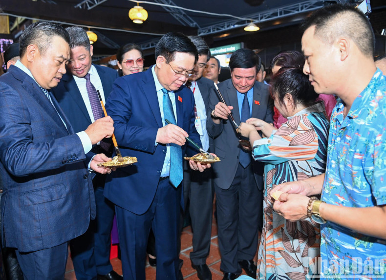 国会主席王廷惠参加嘉林县骁骑工艺村的工匠的镀金工艺。 国会主席王廷惠参加嘉林县骁骑工艺村的工匠的镀金工艺。