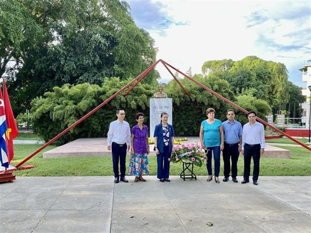 代表们在胡志明纪念碑献花。 代表们在胡志明纪念碑献花。