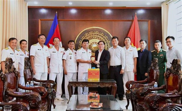 越南人民海军第五区工作代表团探访越南驻西哈努克省总领事馆。