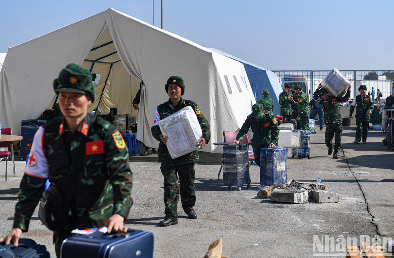 在2月13日至22日在哈塔伊省展开搜寻救灾任务期间,越南人民军支援救灾队在31个地点进行搜寻。 在2月13日至22日在哈塔伊省展开搜寻救灾任务期间,越南人民军支援救灾队在31个地点进行搜寻。