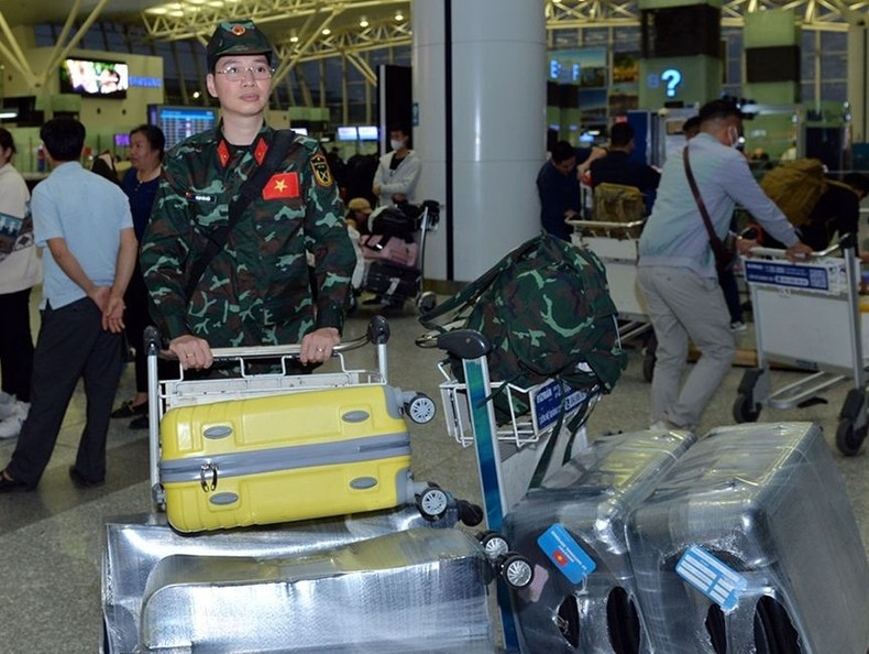 《人民军队报》记者范文孝陪同人民军救援力量。