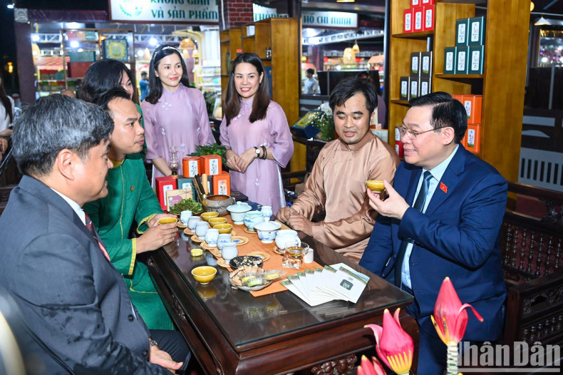 越南国会主席王廷惠在产品展示区品茶。 越南国会主席王廷惠在产品展示区品茶。