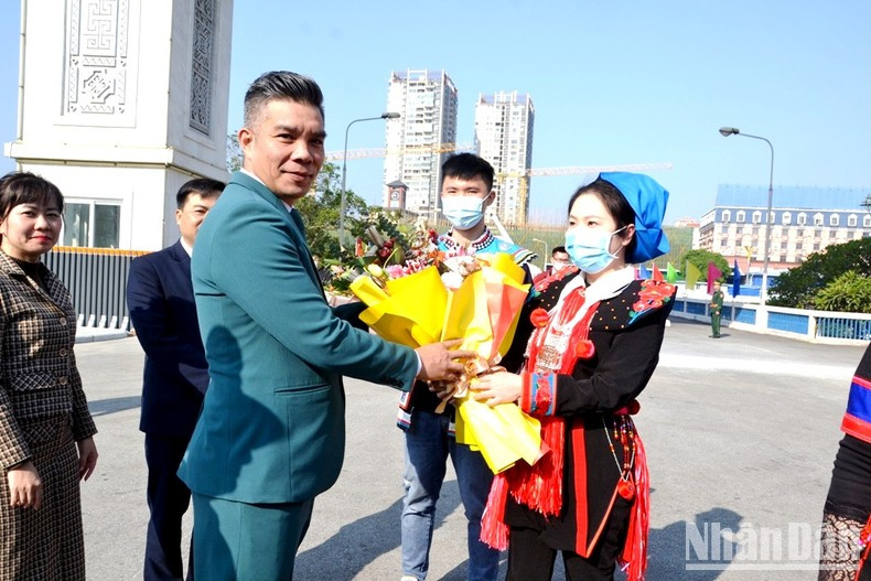 老街省旅游厅代表向中国游客送花。