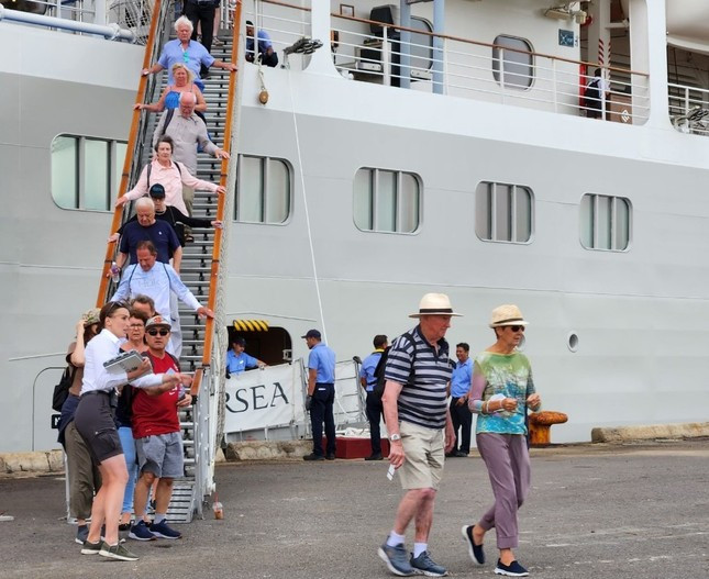 豪华游轮Silver Muse从新加坡出发前往胡志明市-芽庄港,然后离开芽庄前往岘港,继续前往世界其他国家的旅程。 豪华游轮Silver Muse从新加坡出发前往胡志明市-芽庄港,然后离开芽庄前往岘港,继续前往世界其他国家的旅程。