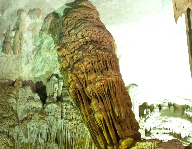 仙山洞中的石钟乳。 仙山洞中的石钟乳。