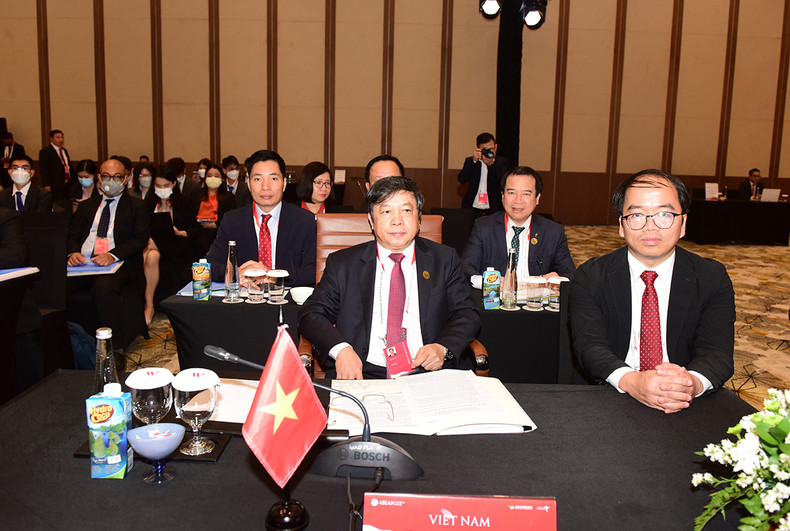 越南文化体育旅游部副部长段文越出席会议。 越南文化体育旅游部副部长段文越出席会议。