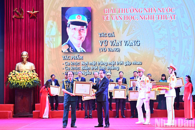 2022年文学艺术领域胡志明奖和国家奖颁奖典礼在河内举行【组图】 ảnh 5 2022年文学艺术领域胡志明奖和国家奖颁奖典礼在河内举行【组图】 ảnh 5