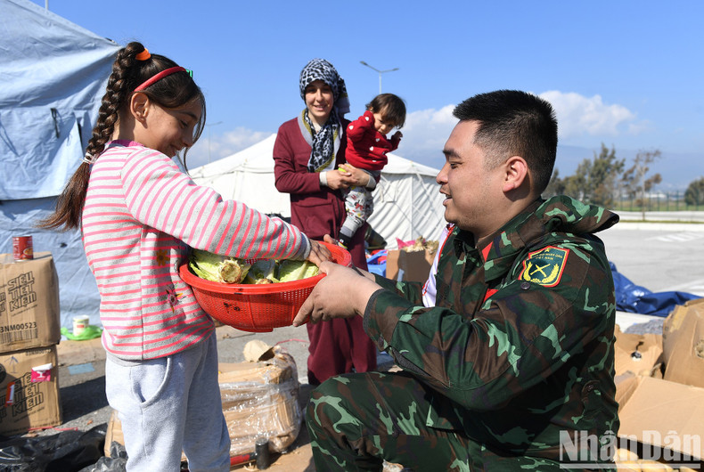 受灾民众也纷纷前来与胡伯伯的战士们告别。 越南军人还为他们送上了实用的礼物。 受灾民众也纷纷前来与胡伯伯的战士们告别。 越南军人还为他们送上了实用的礼物。
