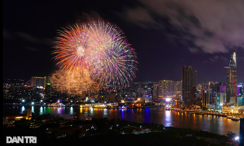 胡志明市举行放烟花活动,庆祝国庆节。(图片来源:民智报) 胡志明市举行放烟花活动,庆祝国庆节。(图片来源:民智报)