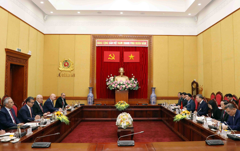 苏林部长与齐亚德·哈巴瑞举行会谈。 苏林部长与齐亚德·哈巴瑞举行会谈。