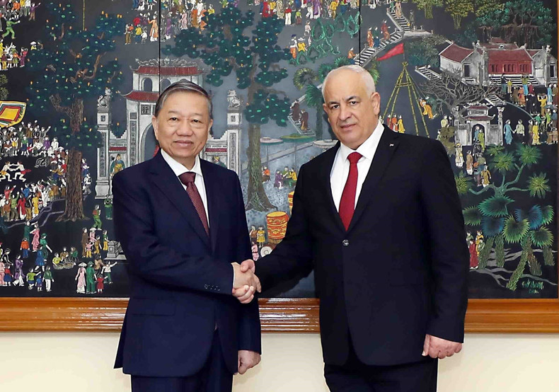 越南公安部部长苏林与巴勒斯坦国内政部部长齐亚德·哈巴瑞。 越南公安部部长苏林与巴勒斯坦国内政部部长齐亚德·哈巴瑞。