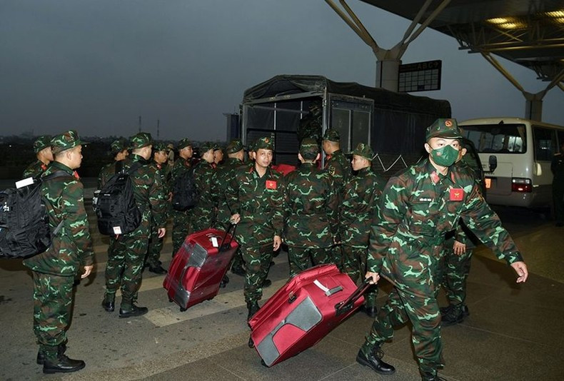 工兵司令部战士们进入内排国际机场。