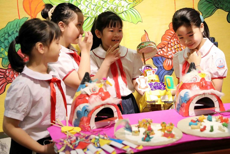 学生们对传统中秋玩具颇感兴趣。