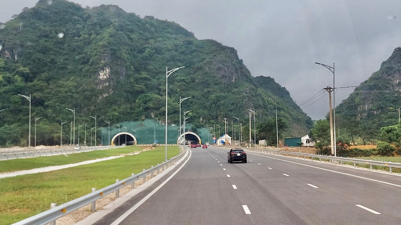 梅山-45号国道。 梅山-45号国道。