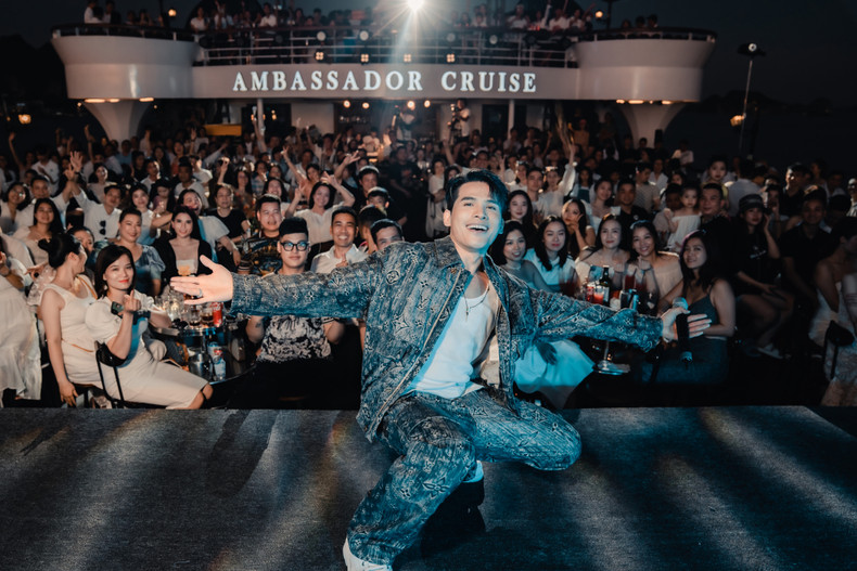 下龙湾上音乐表演产品吸引游客。