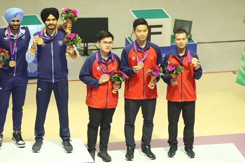 范光辉（中）还在10米气手枪团体赛中与潘公明、赖公明一起获得铜牌。