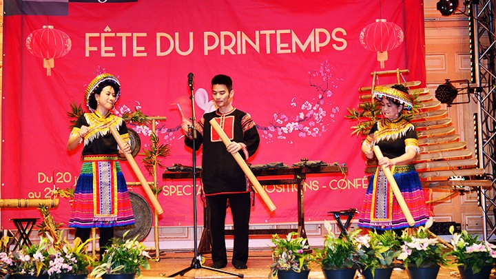 瑞庄教授和学生们在春季节日表演。 瑞庄教授和学生们在春季节日表演。