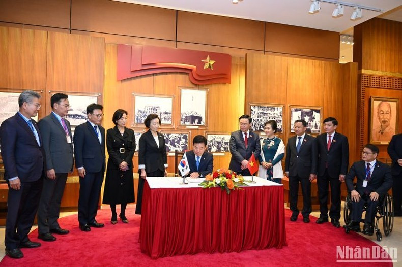越南国会主席王廷惠举行仪式欢迎韩国国会议长金振杓并同其会谈【组图】 ảnh 6 越南国会主席王廷惠举行仪式欢迎韩国国会议长金振杓并同其会谈【组图】 ảnh 6
