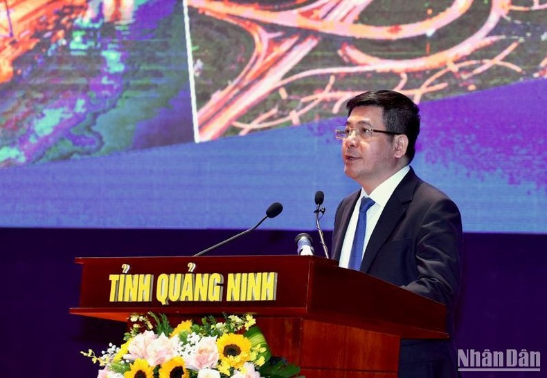 越南工贸部部长阮鸿延在会上发表讲话。