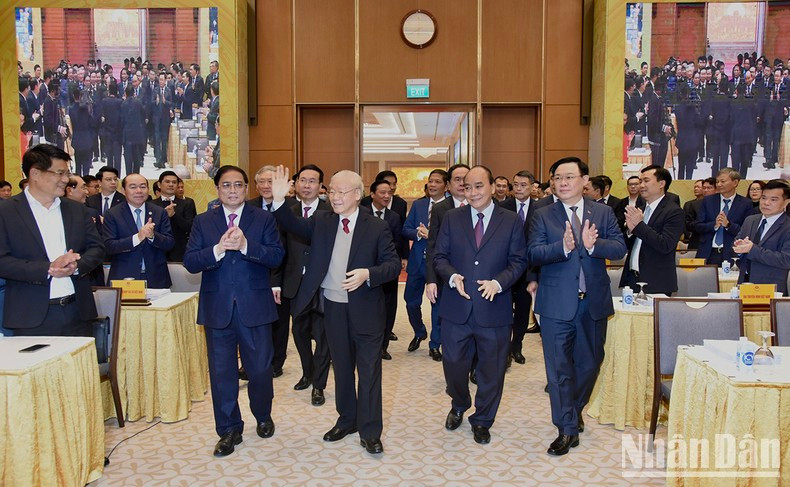 党和国家领导出席会议。 党和国家领导出席会议。