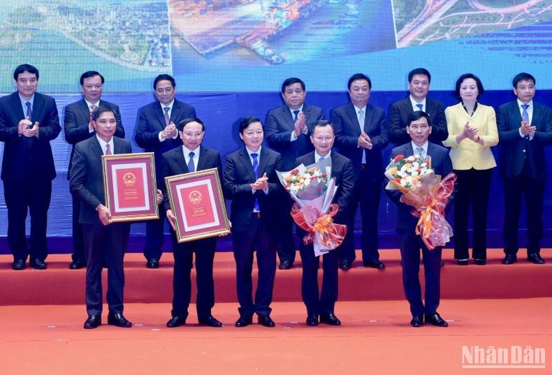 范明正总理见证《2021-2030年和2050年愿景广宁省总体规划》和《至2040年下龙市总体规划》公布仪式。