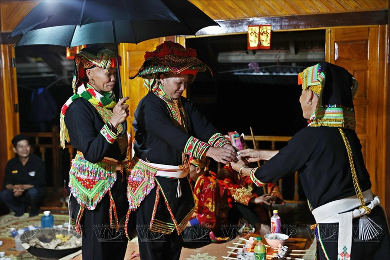 除了服装之外，庐江瑶族同胞妇女还佩戴多种首饰。