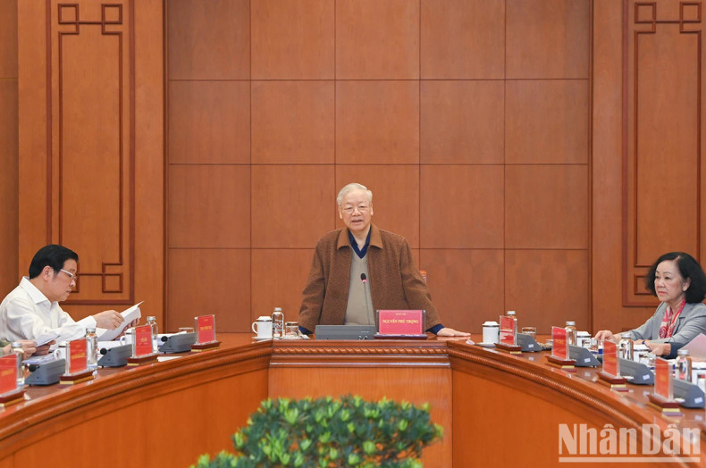 越共中央总书记、中央反腐败反消极指导委员会主任阮富仲在会议上发表讲话。