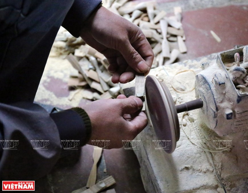 工匠用机器来制作竹蜻蜓的身子和翅膀。 工匠用机器来制作竹蜻蜓的身子和翅膀。