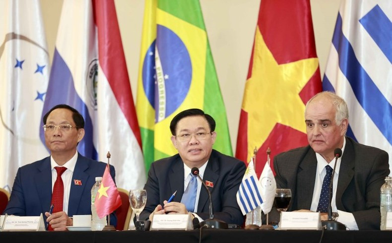 国会主席王廷惠在会谈上发表讲话。 国会主席王廷惠在会谈上发表讲话。