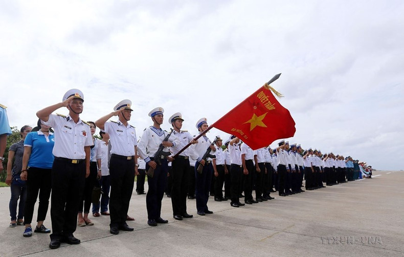长沙岛上的战士们不管昼夜坚守在前线，勇立潮头，誓死保卫祖国神圣的海洋和岛屿主权。