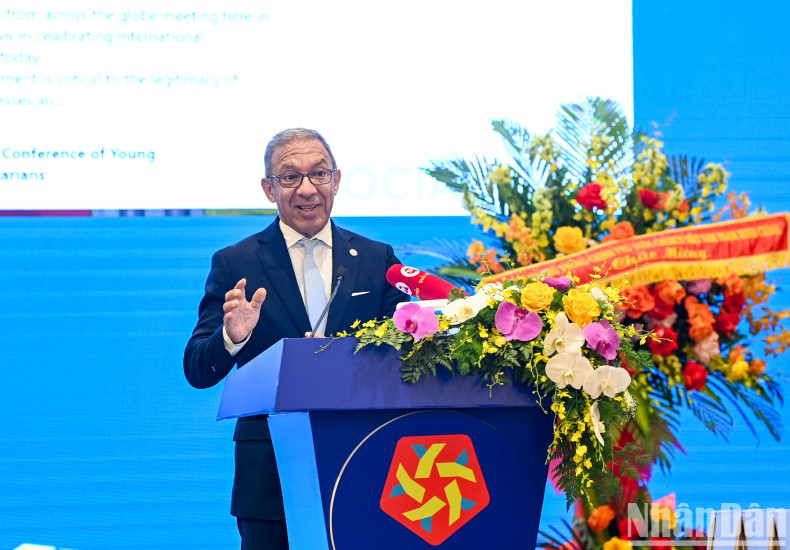 各国议会联盟主席杜阿尔特·帕谢科在会议上发表讲话。 各国议会联盟主席杜阿尔特·帕谢科在会议上发表讲话。