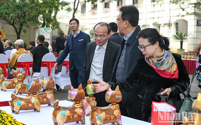 猫的作品吸引了观众的眼球。