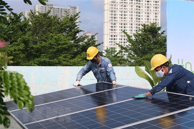 胡志明市电力公司工人安装太阳能光伏板 。 胡志明市电力公司工人安装太阳能光伏板 。