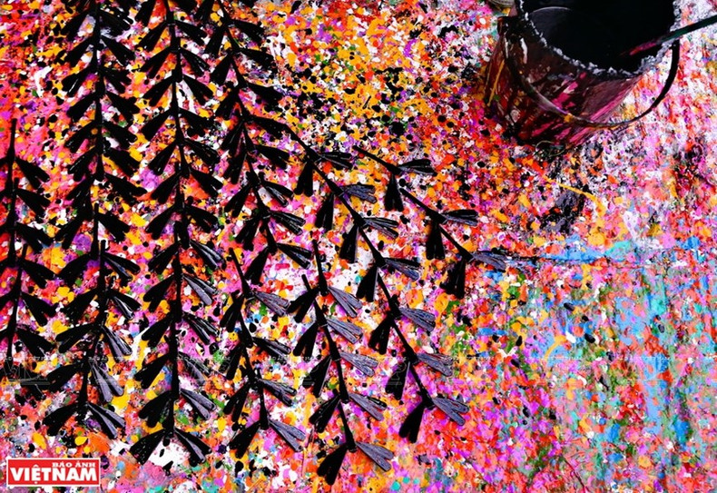 在完成造型工序后,竹蜻蜓被送到涂漆室,涂上五彩缤纷的颜色。 在完成造型工序后,竹蜻蜓被送到涂漆室,涂上五彩缤纷的颜色。