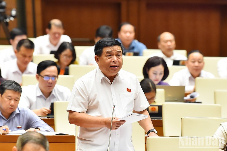 越南计划与投资部部长阮志勇参加解释和澄清了国会代表提出的一些问题。 越南计划与投资部部长阮志勇参加解释和澄清了国会代表提出的一些问题。