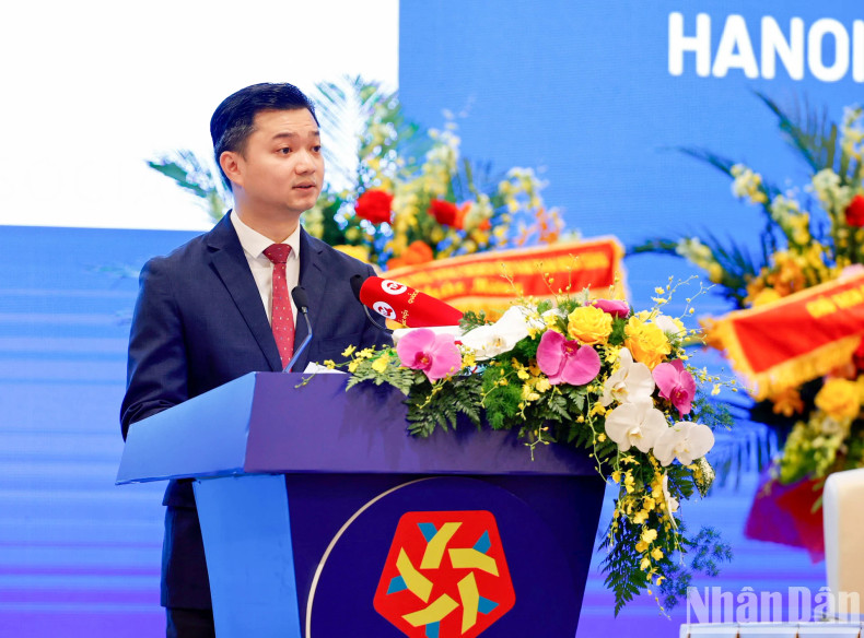 胡志明共青团中央书记阮明哲在会上作有关加强青年数字化能力研讨会报告。 胡志明共青团中央书记阮明哲在会上作有关加强青年数字化能力研讨会报告。