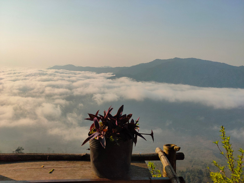 将近早上8点,云海正在逐渐消散。 将近早上8点,云海正在逐渐消散。