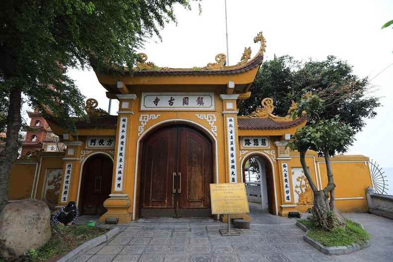 镇国寺的门口。 镇国寺的门口。