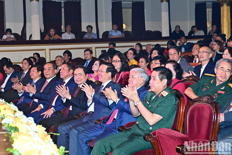 2022年文学艺术领域胡志明奖和国家奖颁奖典礼在河内举行【组图】 ảnh 9 2022年文学艺术领域胡志明奖和国家奖颁奖典礼在河内举行【组图】 ảnh 9