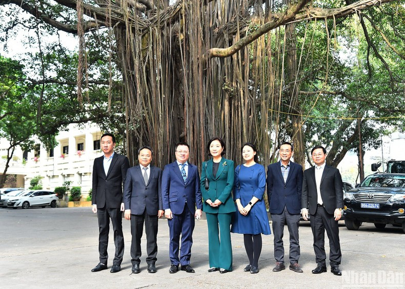 双方代表合影留念。 双方代表合影留念。