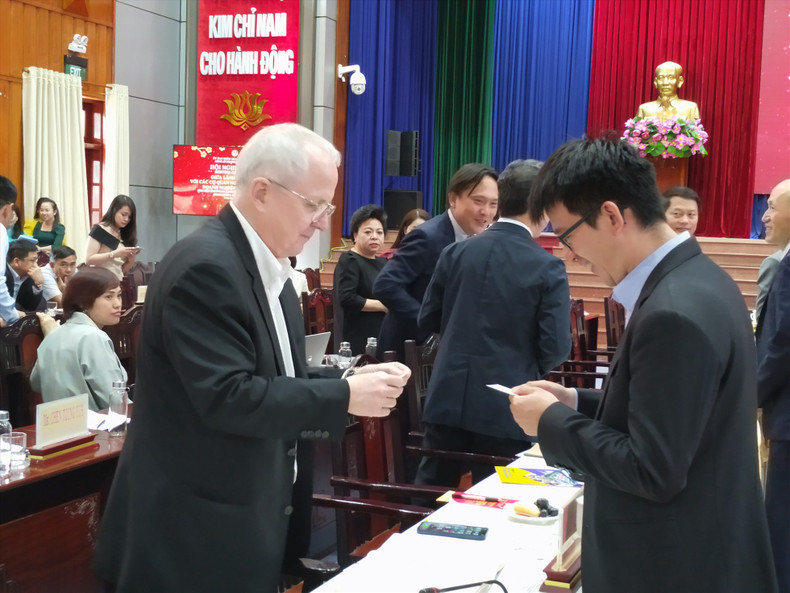 各位代表在会上交流。