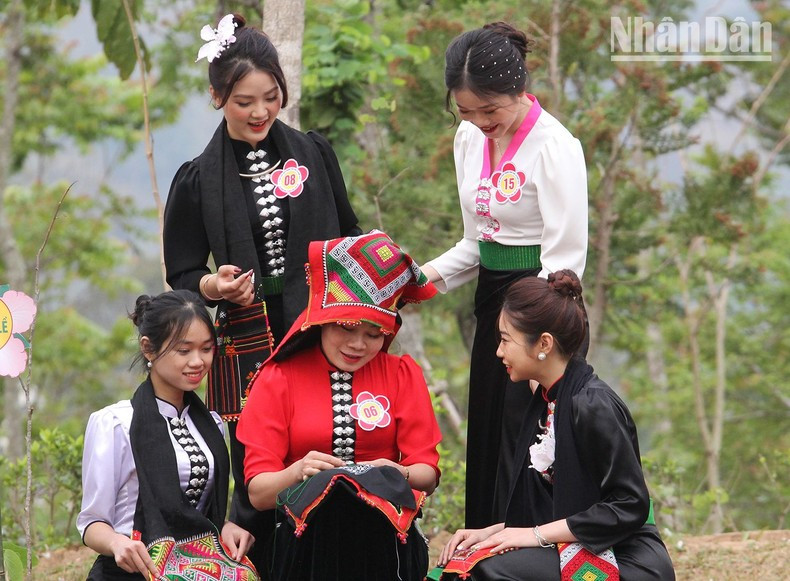 [Ảnh] Sôi động Lễ hội hoa ban thành phố Sơn La ảnh 10