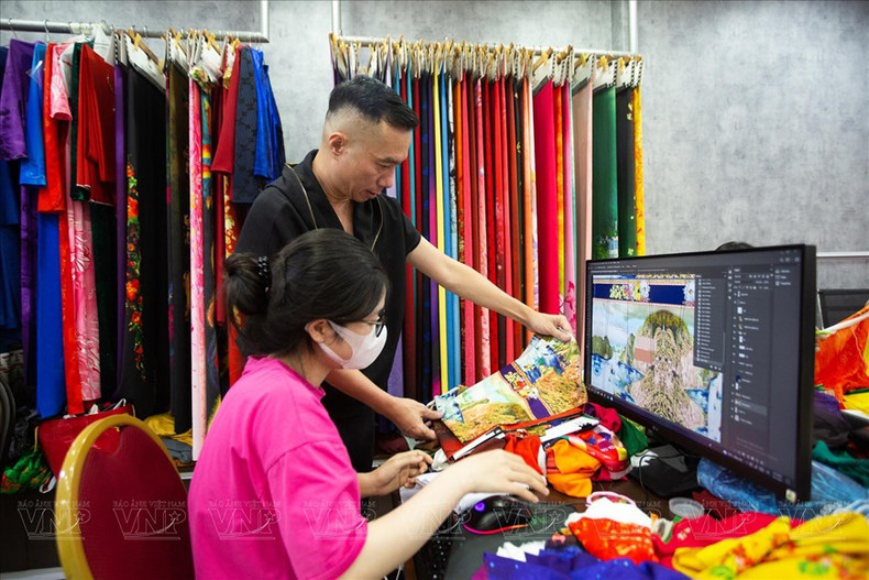 设计师杜郑淮南和他的同事讨论设计工序。