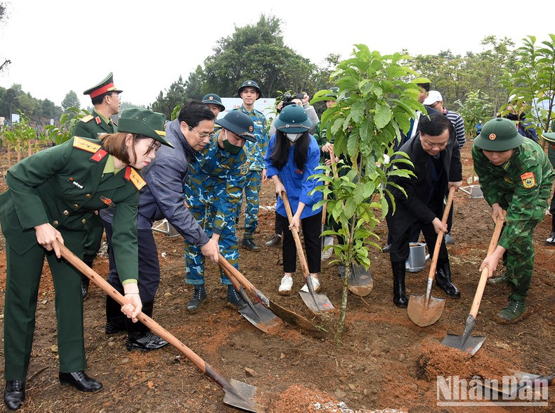 范明正总理在仪式上植树。