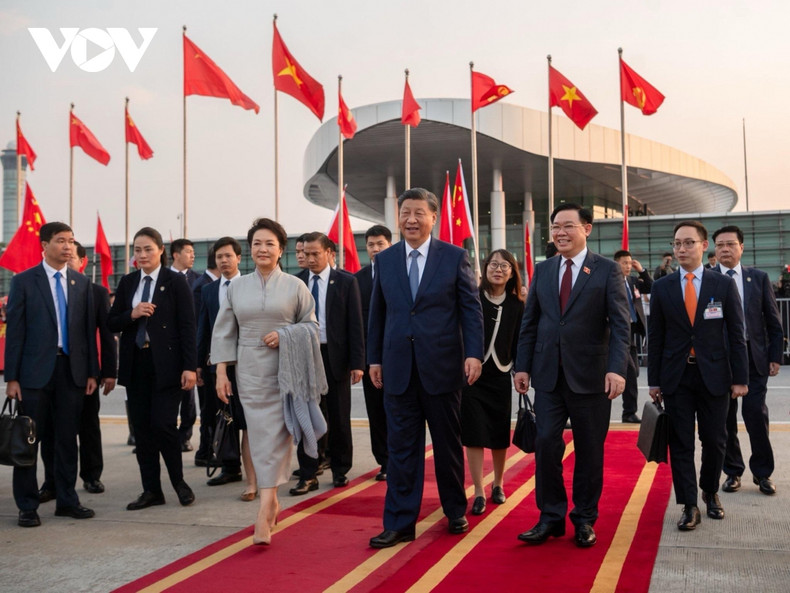 越共中央政治局委员、越南国会主席王廷惠以及越南代表送行。 越共中央政治局委员、越南国会主席王廷惠以及越南代表送行。