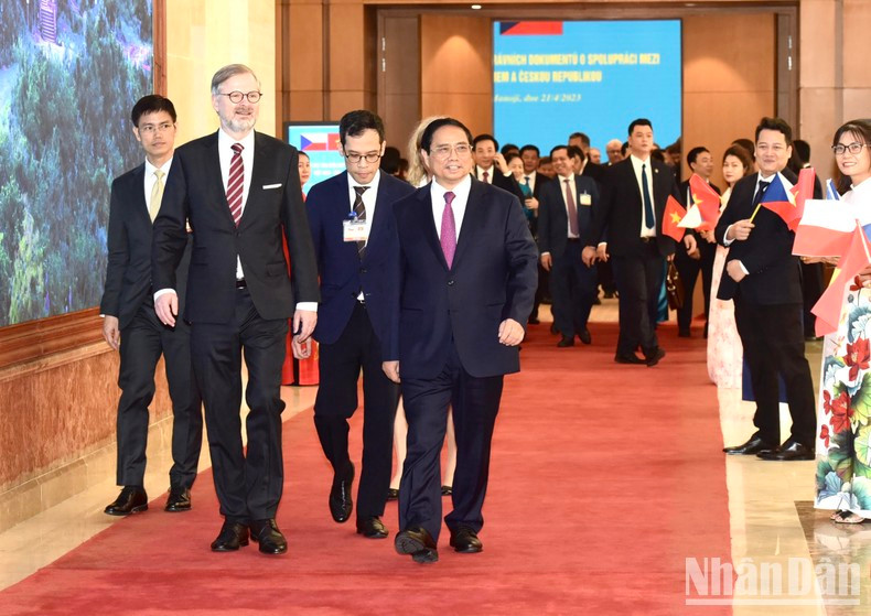 范明正总理送行彼得•菲亚拉总理。 范明正总理送行彼得•菲亚拉总理。