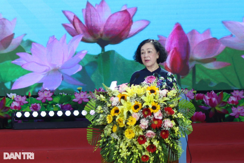 越共中央政治局委员、书记处常务书记、中央组织部部长张氏梅在庆典上发表讲话。 越共中央政治局委员、书记处常务书记、中央组织部部长张氏梅在庆典上发表讲话。