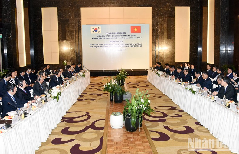 座谈会场景。 座谈会场景。